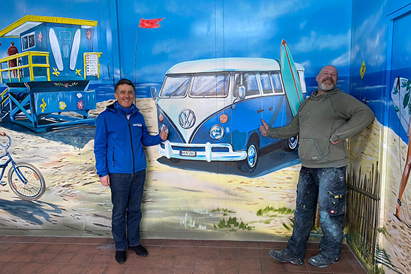 Das Bild zeigt den Maler des neu gestalteten Pausenraums im Autohaus Haitzler