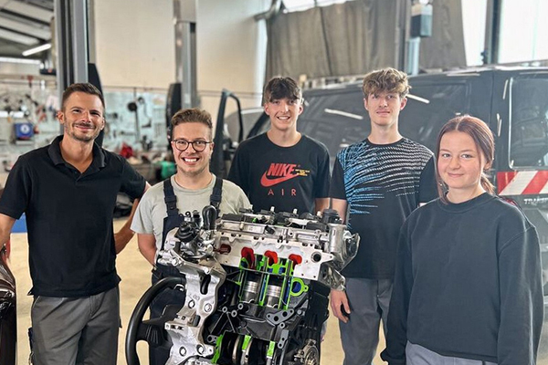 Das Bild zeigt zukünftige Azubis von Autohaus Haitzler