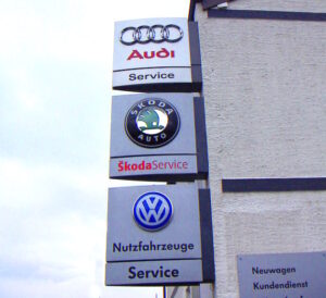Das Bild zeigt Werbeschilder von Auto Marken