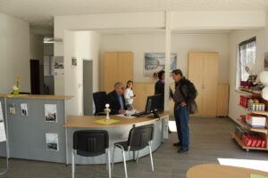 Das Bild zeigt Mitarbeiter im Autohaus 2011