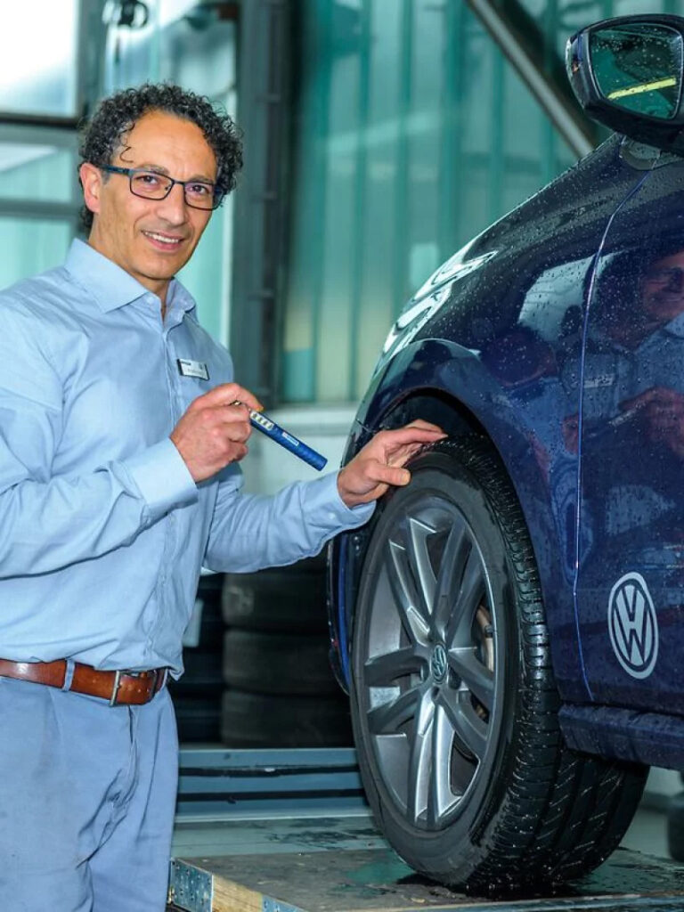 Das Bild zeigt den TÜV Prüfer