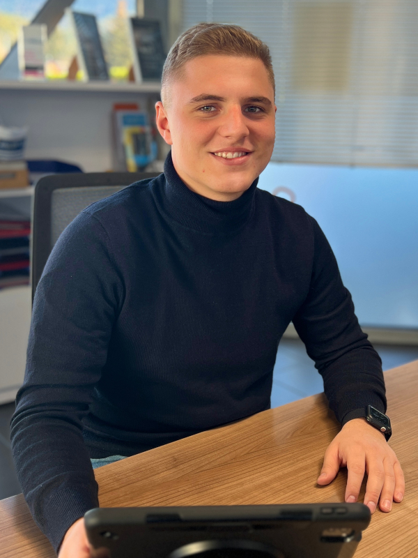 Das Bild zeigt Serviceberater Fabian Krämer