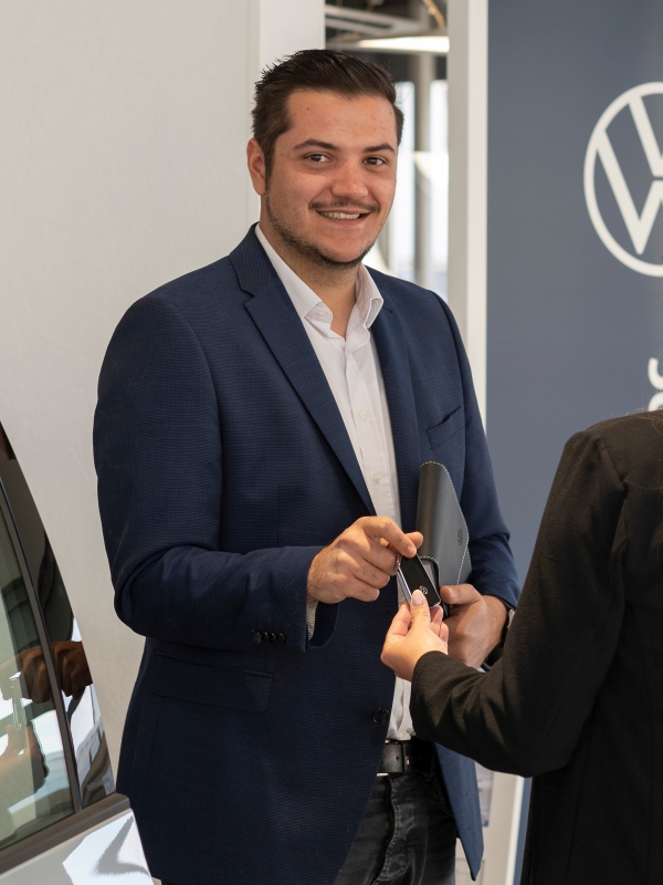 Das Bild zeigt Verkaufsassistent Janis Spissinger