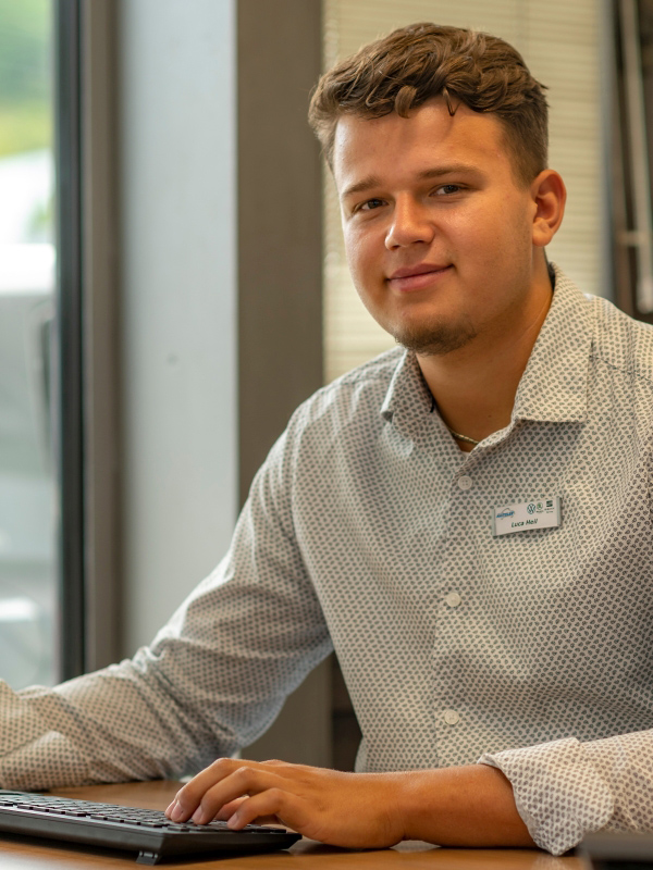 Das Bild zeigt Serviceberater Luca Heil