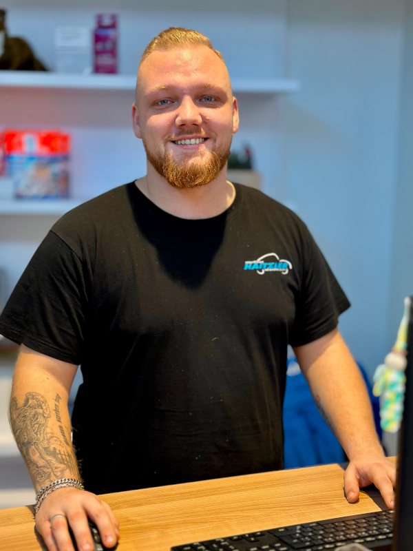 Das Bild zeigt Serviceberater Lukas Müller