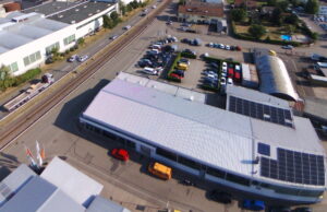 Das Bild zeigt die Photovoltaik Anlage auf dem Dach