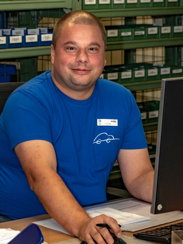 Das Bild zeigt Ralf Wunsch aus der Abteilung "Teiledienst"