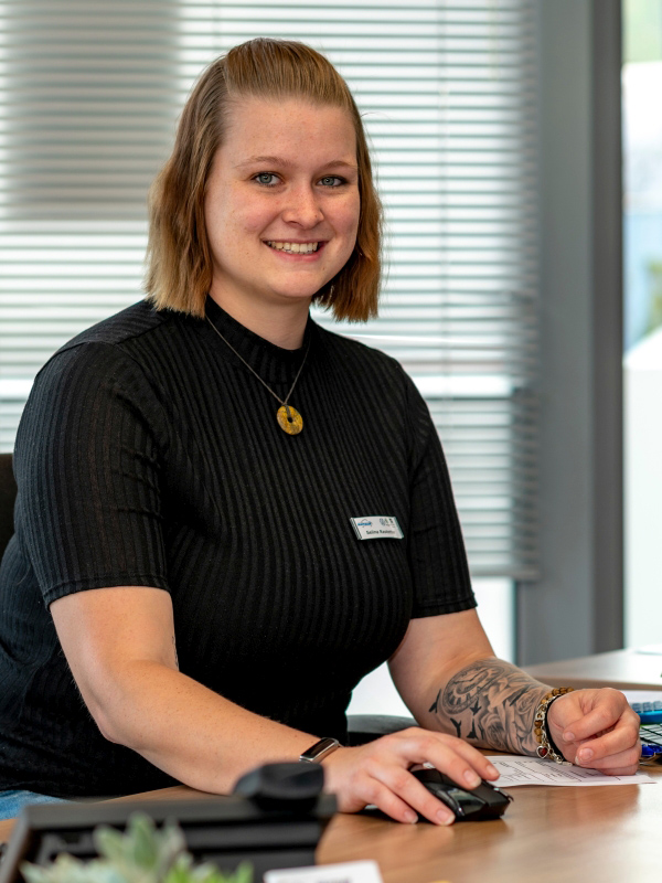 Das Bild zeigt Serviceberaterin Selina Rastetter
