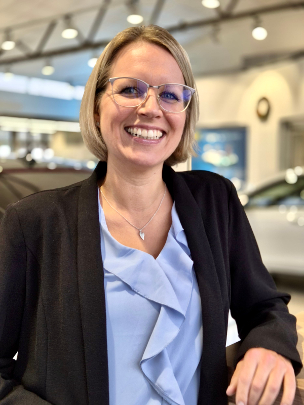 Das Bild zeigt Verkäuferin Verena Brand