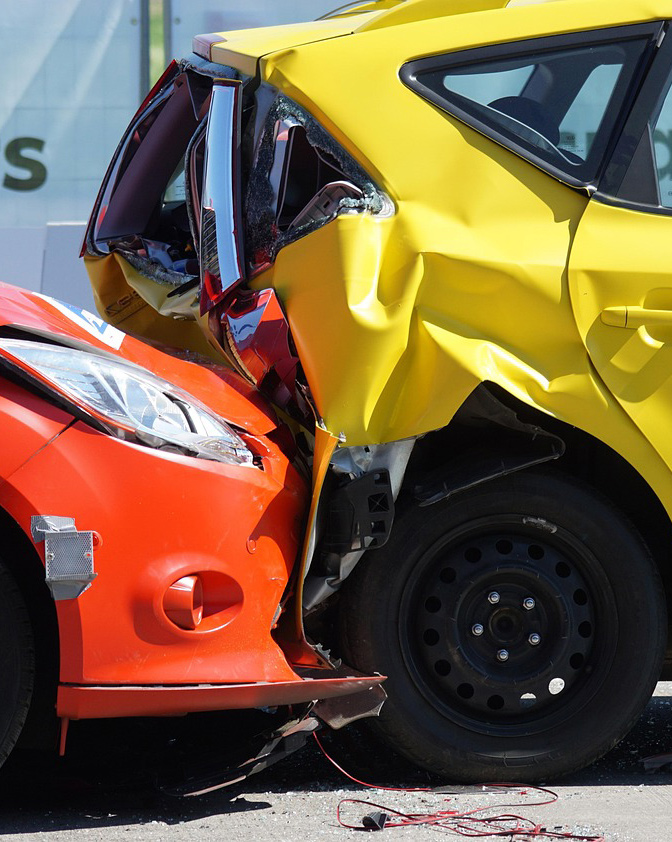 Das Bild zeigt einen Autounfall